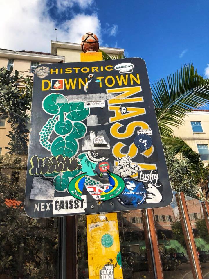 A Sign Pointing Towards The Nassau Straw Market And Historic District